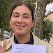 Étudiante en licence de Lettres et Arts, et niveau c1 en anglais.